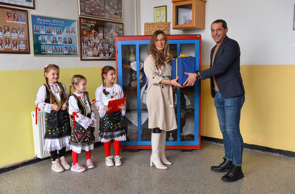 Нови пројектор за школу – донација компаније Mozzart
