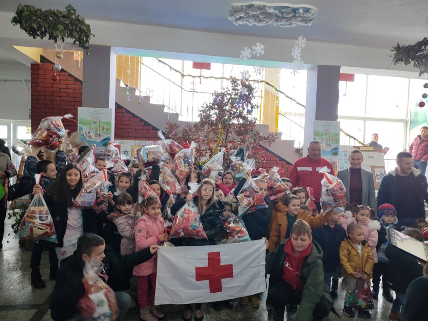Црвени крст Лопаре као Дједа Мраз