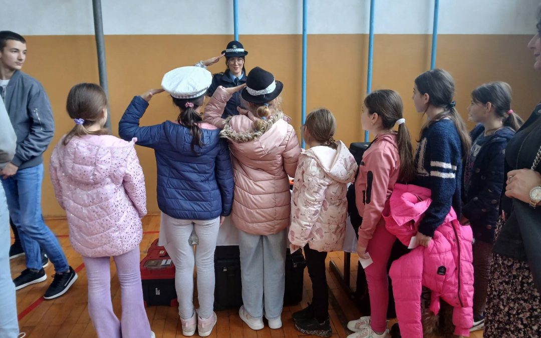 ДАН ПОЛИЦИЈЕ РС- Ученици из Прибоја присуствовали Дану отворених врата у Лопарама